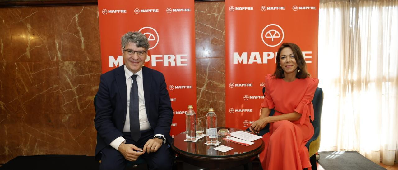 El exministro de Energía, Turismo y Agenda Digital, Álvaro Nadal, y la directora comercial de Mapfre en Canarias, María Jose Lopez Burgos.