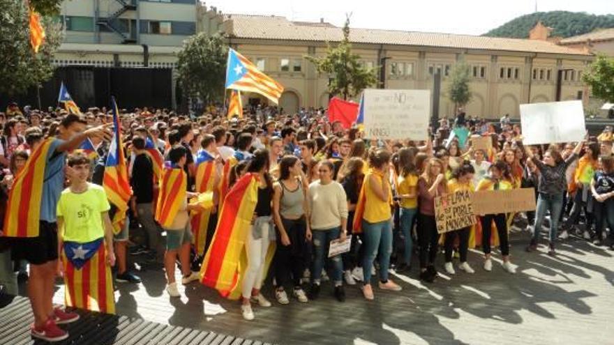 Olot Concentració estudiantil a favor  del referèndum