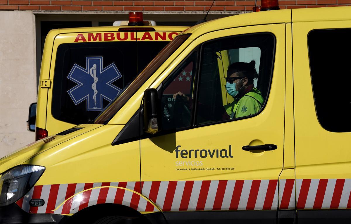 MADRID. 07.10.2020. SOCIEDAD CORONAVIRUS COVID-19. Ambulancia de Ferrovial en el hospital 12 de octubre. FOTO: JOSE LUIS ROCA