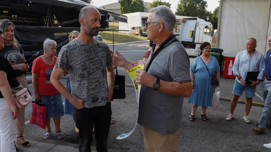 El pregonero, Javier García, a la izquierda, en el arranque de las fiestas del Nodo, anoche. | Mara Villamuza