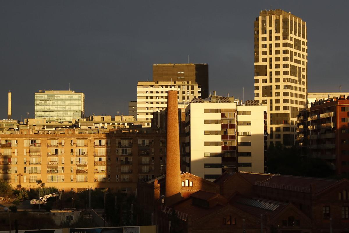 Barcelona 17/07/2019 foto del verano el arco iris sobre Poblenou después de una tormenta de verano lluvia fabrica de ca l'alier Foto Ferran Nadeu