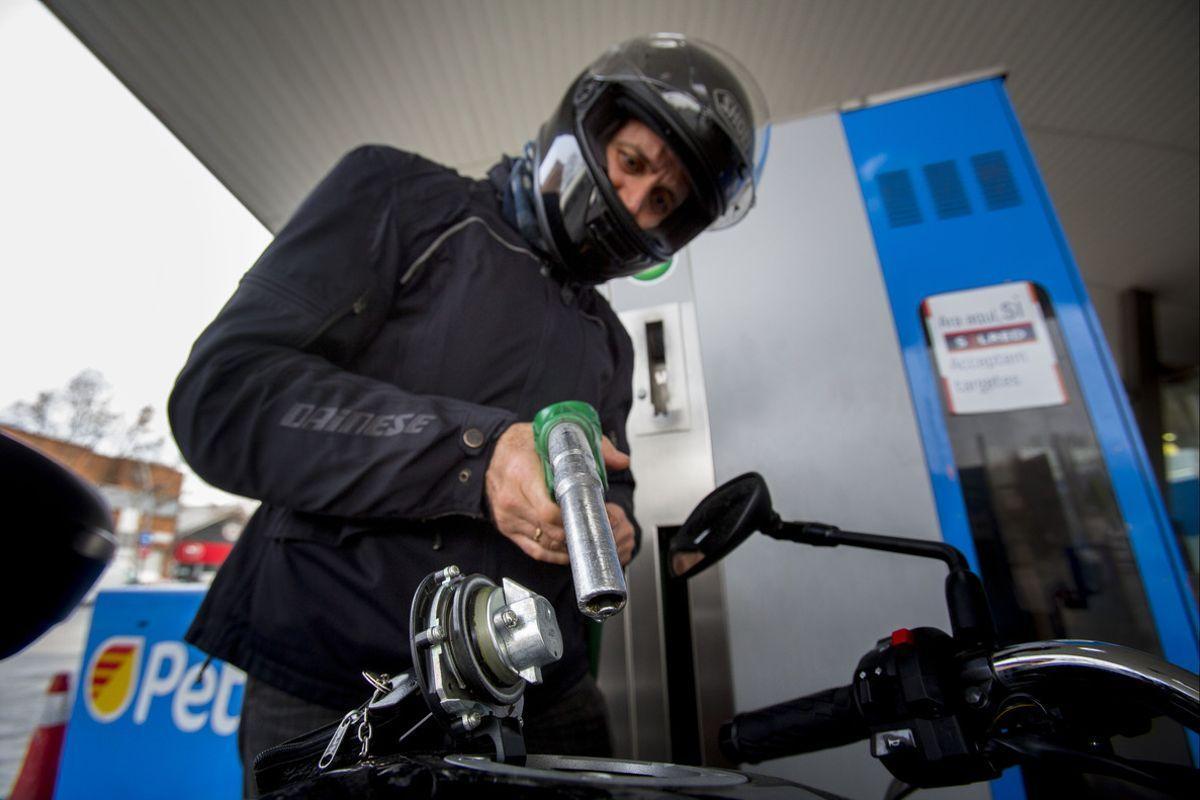 Repostaje en una gasolinera de Barcelona.