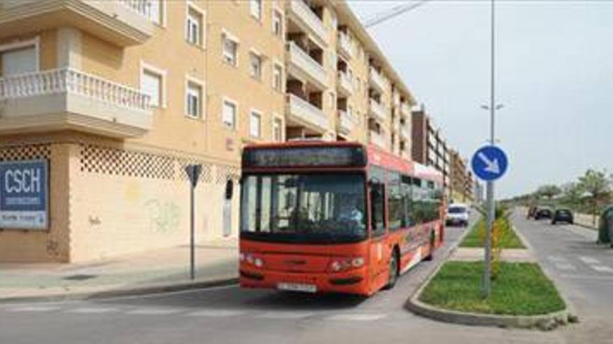 Casa Plata denuncia que tardan 35 minutos en llegar al centro de Cáceres en bus