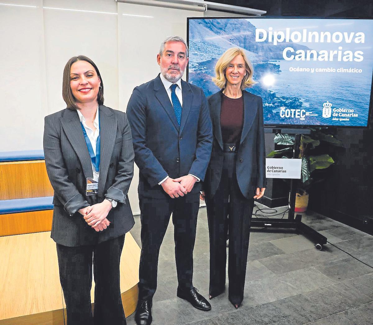 Fernando Clavijo junto a la consejera Migdalia Machín y la presidenta de Cotec, Cristina Garmendia, ayer.