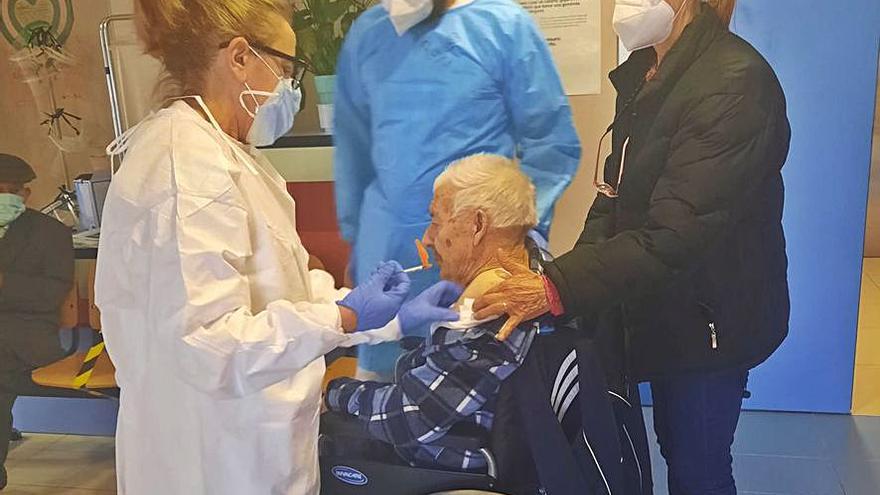 Comienza la vacunación a los mayores de 90 en la Zona Básica de Salud de Puebla de Sanabria