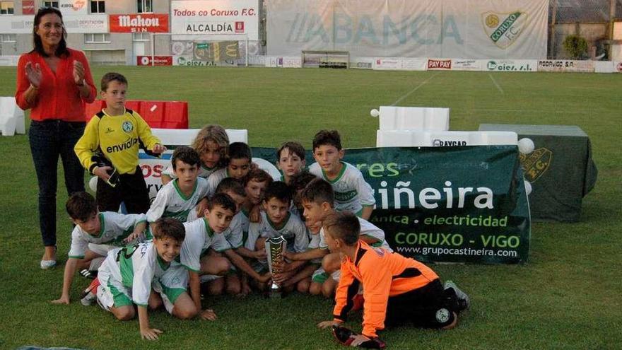Los jugadores del Pabellón de Ourense, con su trofeo de campeón del Torneo. // R.R.