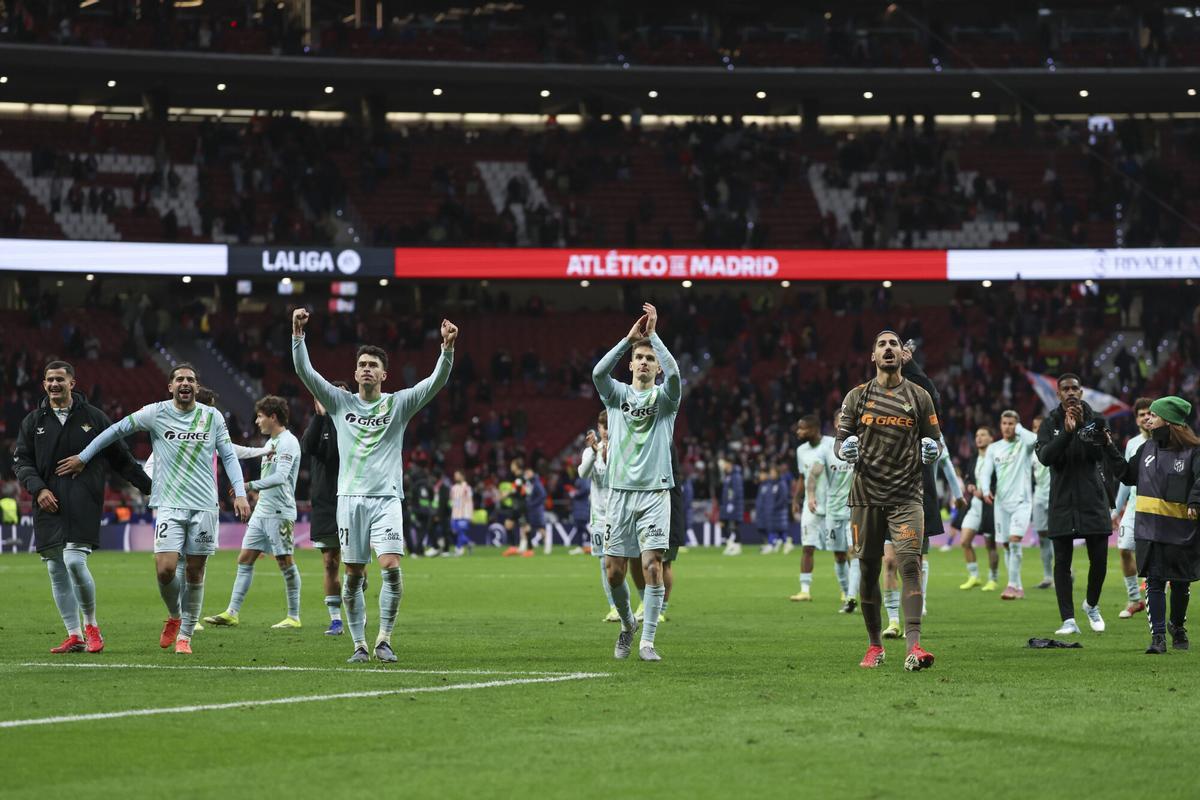 Los jugadores del Betis celebran la victoria, al término del partido de LaLiga de fútbol que Atlético de Madrid y Real Betis han disputado en el Metropolitano