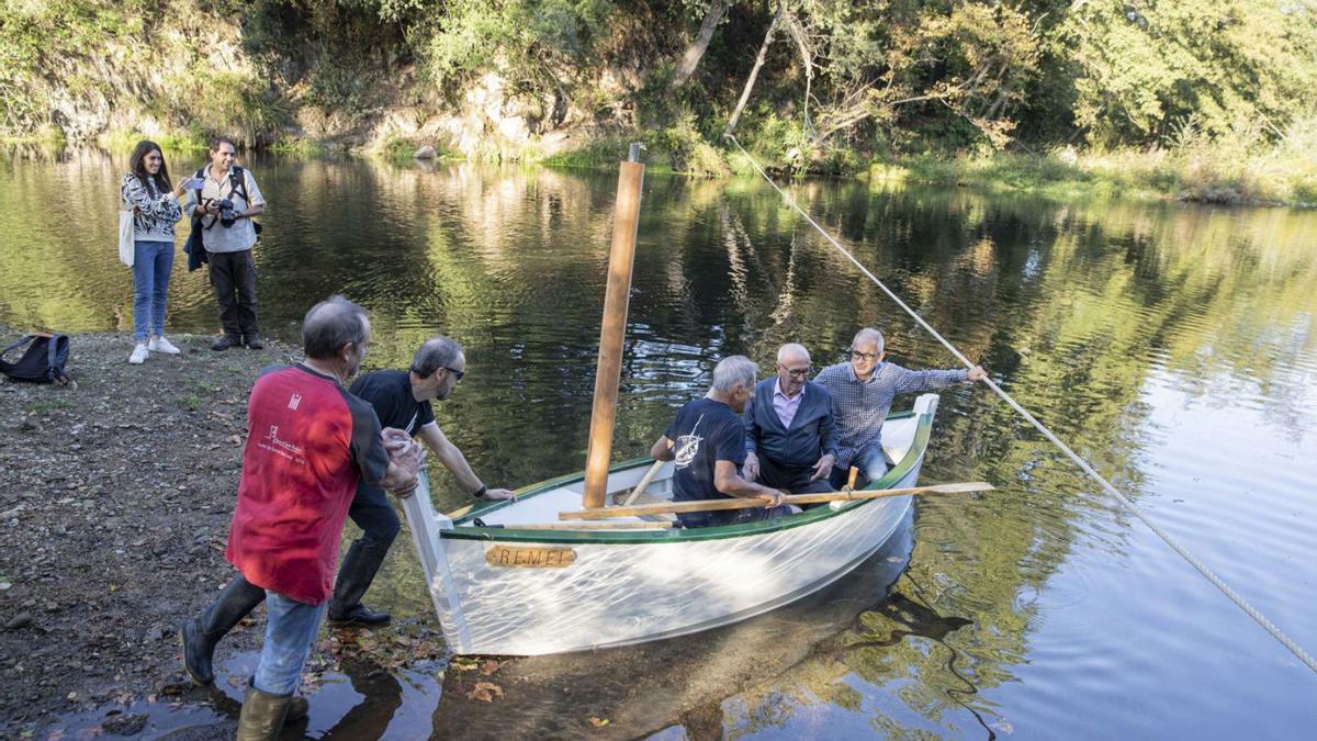 L’embarcació «Remei» es posa a l’aigua al riu Ter al seu pas per Anglès, al gorg blau. | DAVID APARICIO