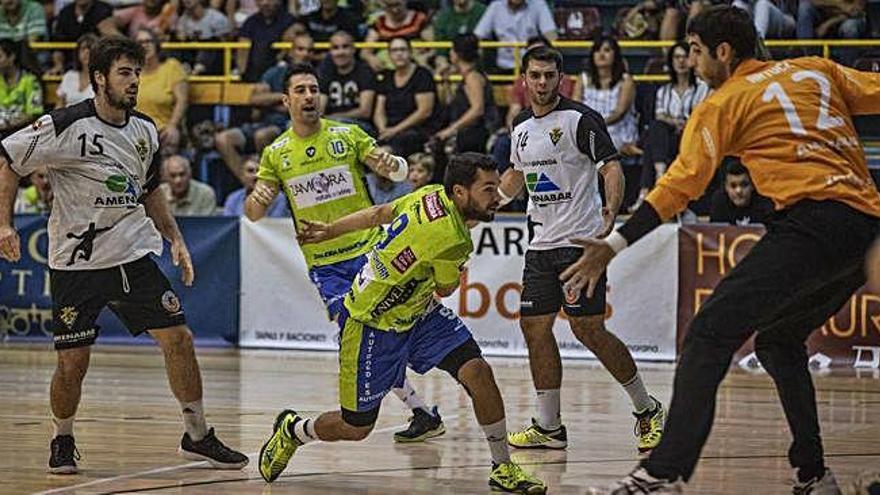 Octavio lanza a puerta en el primer partido de liga en el que acabó lesionado.