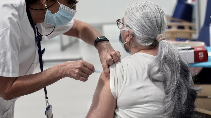 Estremadura Continues Vaccination Against Covid and Flu Despite Cases Rebound