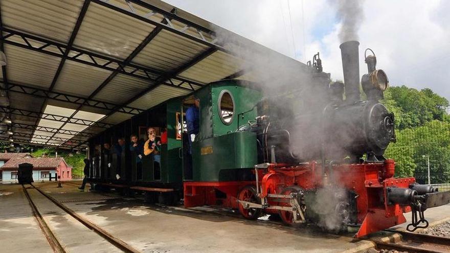 El tren de las Jornadas del vapor, ayer, en uno de sus últimos viajes.