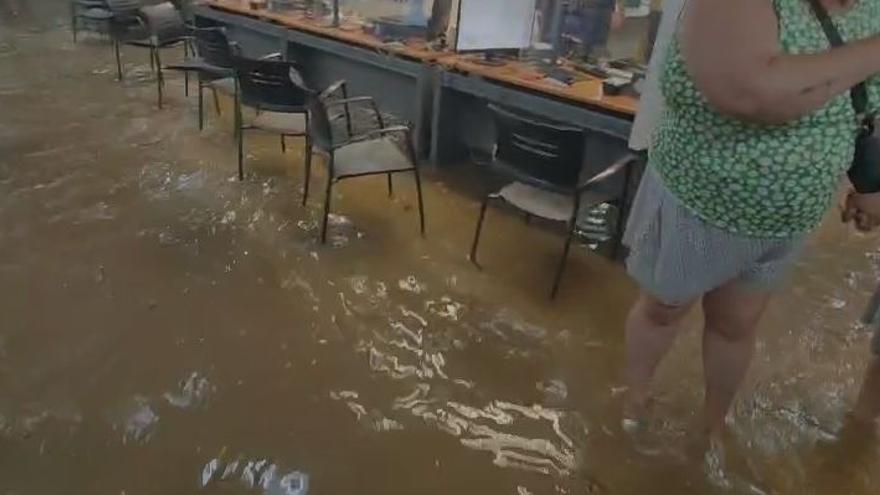 La oficina del DNI en la calle Isaac Albéniz de Murcia, cerrada por inundación