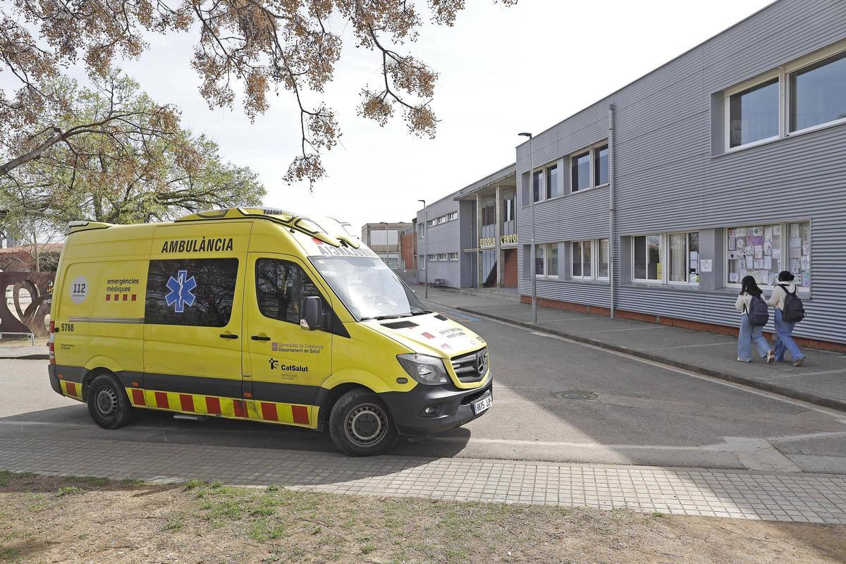 L''escola de Porqueres on es va produir la deflagració mentre feien un experiment el dijous.