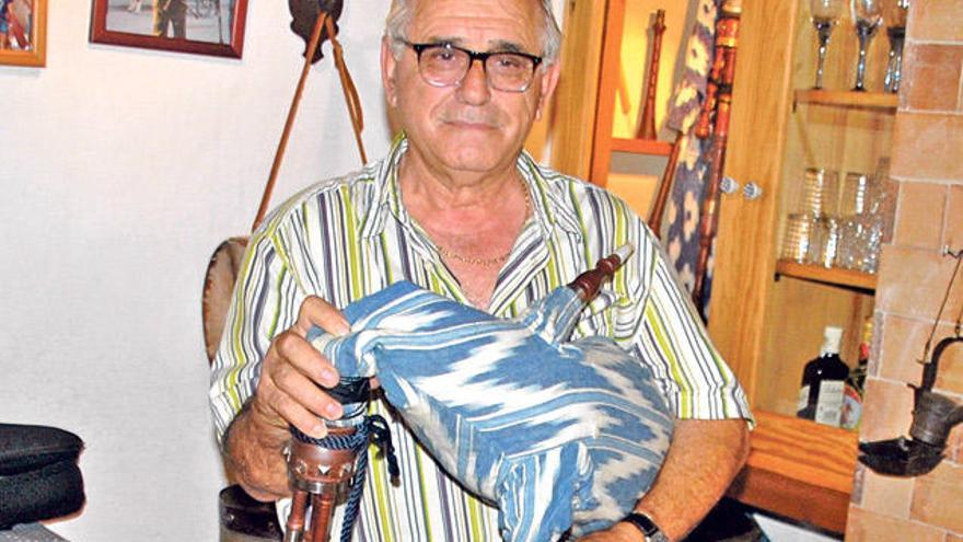 Miquel Morro, con uno de sus instrumentos.