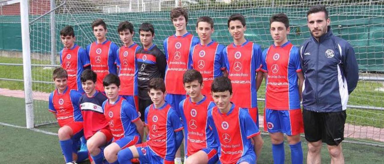 El equipo cadete B que entrenan Senén y Omar, ayer por la tarde, en el campo de Oira. // Iñaki Osorio