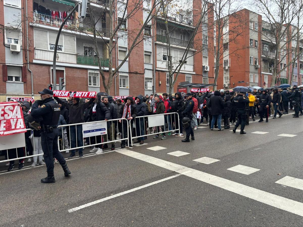 FOTOS: Indignación entre los aficionados azules por la suspensión del partido del Rayo Vallecano y el Real Oviedo FOTOS: Indignación entre los aficionados azules por la suspensión del partido del Rayo Vallecano y el Real Oviedo