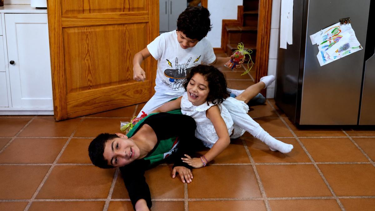 Los niños jugando en la cocina antes de ir al colegio