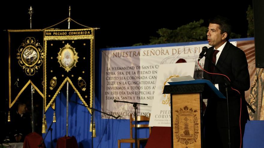 Mazón elogia la &quot;auténtica y absoluta entrega emocional&quot; que despiertan los tronos de la Santa Cruz en el pregón de su Hermandad