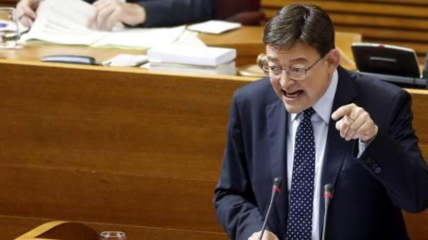 Ximo Puig se dirige a los parlamentarios momentos antes de ser elegido primer presidente socialista de la Generalitat después de dos décadas.