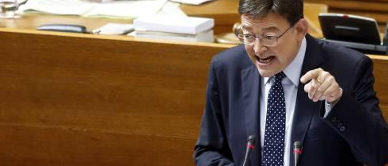 Ximo Puig se dirige a los parlamentarios momentos antes de ser elegido primer presidente socialista de la Generalitat después de dos décadas.