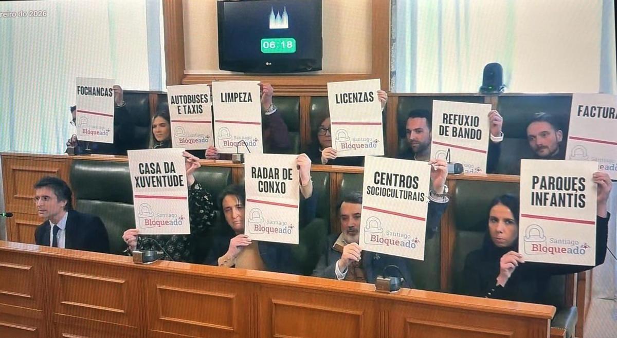 Os edís do PP amosaron carteis coas deficiencias que achacan ao estado do concenllo