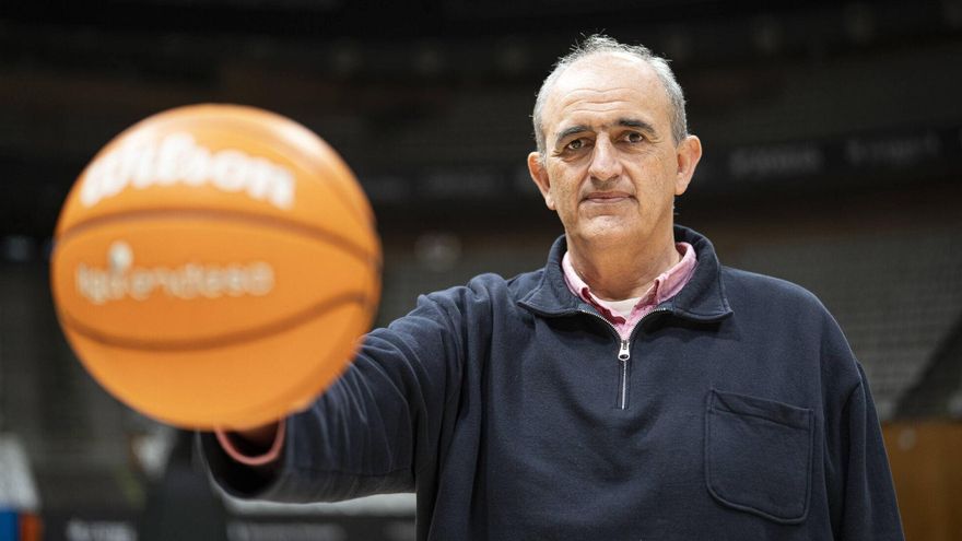 El presidente del Joventut, Juanan Morales, en el Pabellón Olímpico de Badalona.