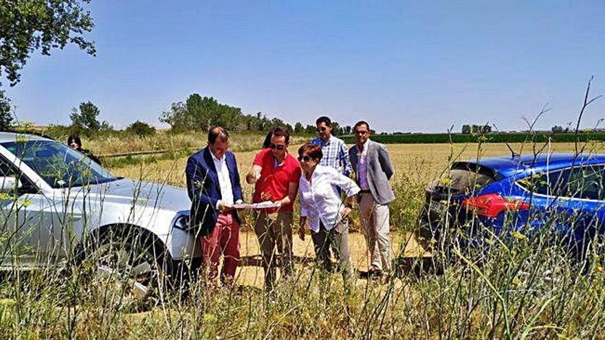 El presidente de la Diputación Francisco José Requejo, el alcalde de Benavente Luciano Huerga y la alcaldesa de San Cristóbal, Leonor González, en los terrenos donde se desarrollará el Puerta del Noroeste el pasado mes de julio.