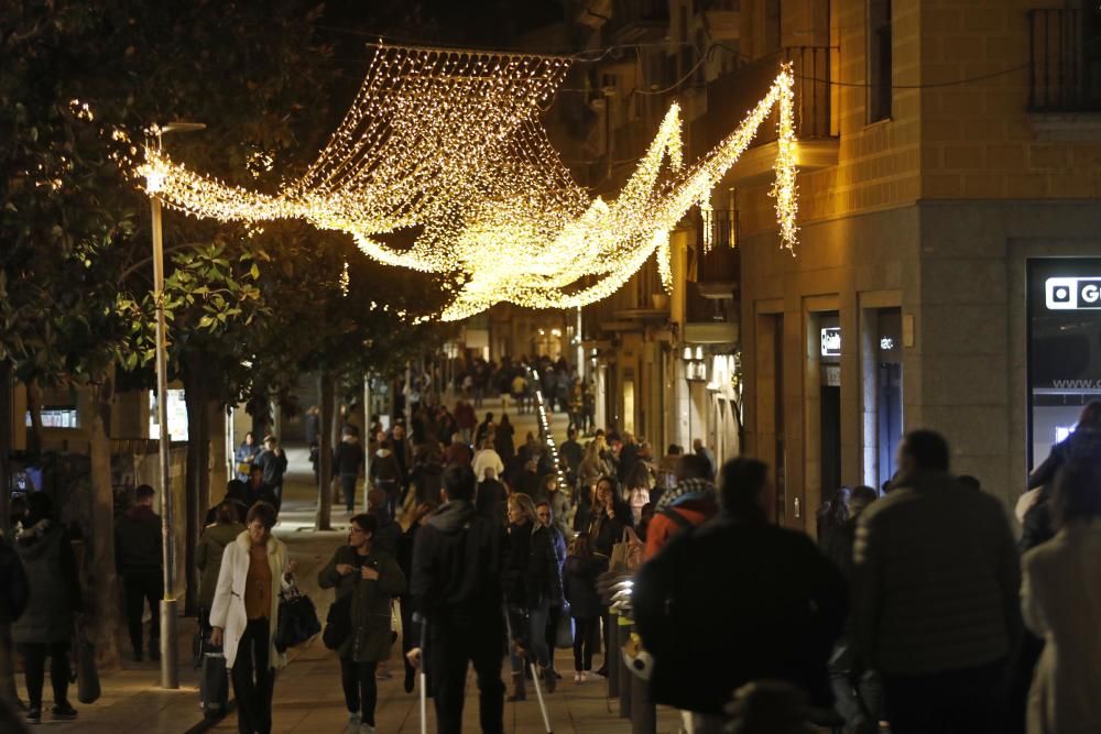 Encesa dels llums de Nadal a Girona amb protestes