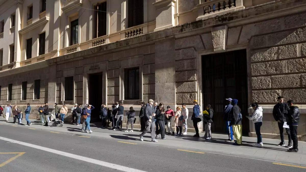 Colas en el padrón del Ayuntamiento de València en una imagen de archivo.