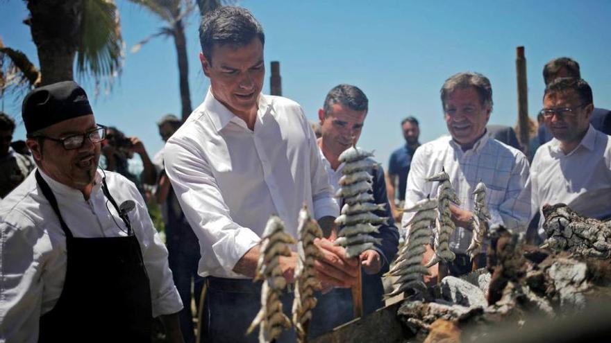 Pedro Sánchez, ayer, asando sardinas en Marbella.