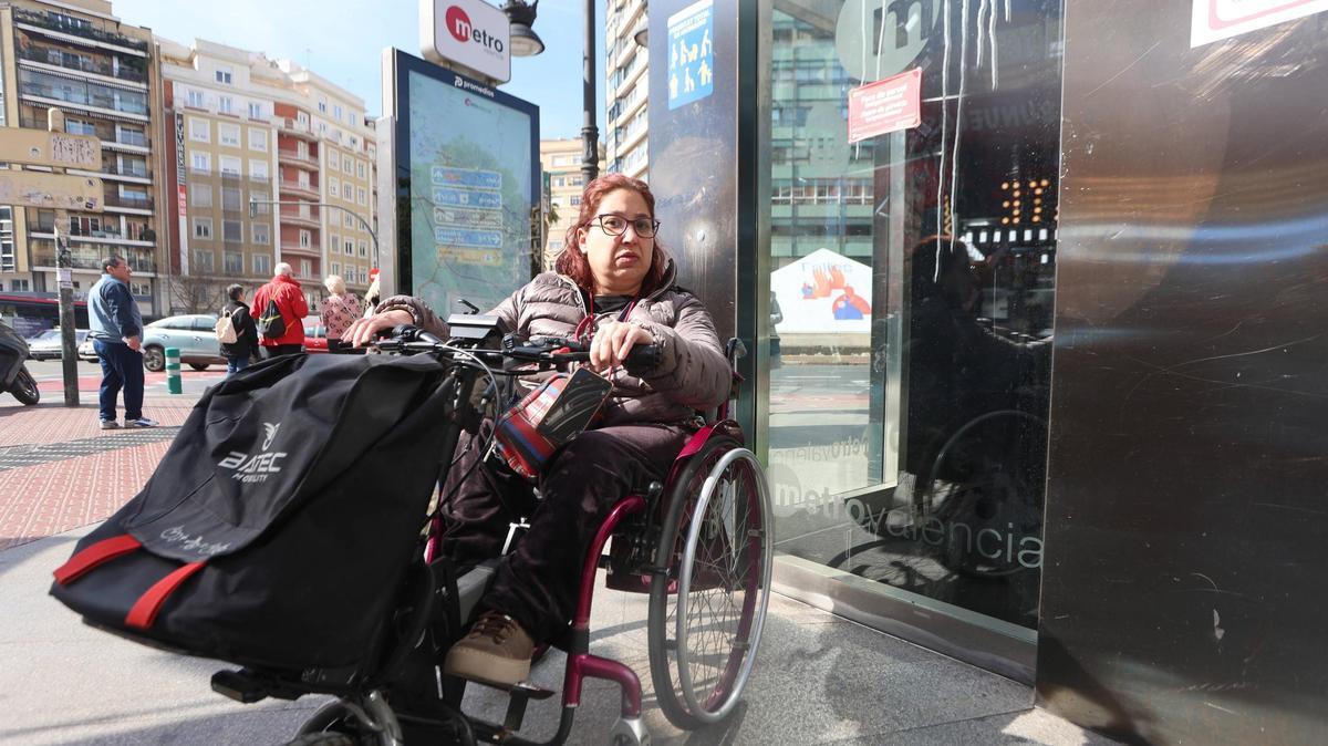 Isabel, una usuaria de transporte público que no puede usarlo por las constantes averías del ascensor del metro.