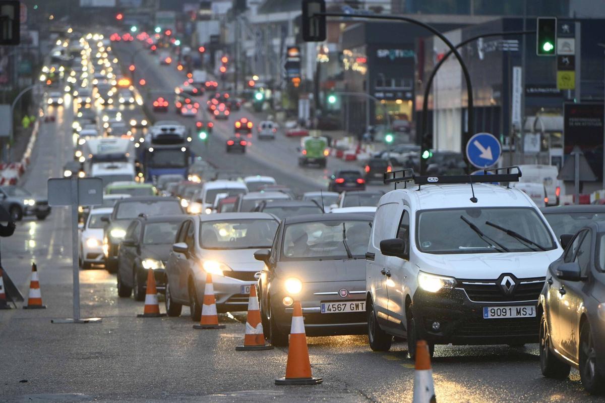 Retención de tráfico en la Avenida de Madrid, en Vigo.