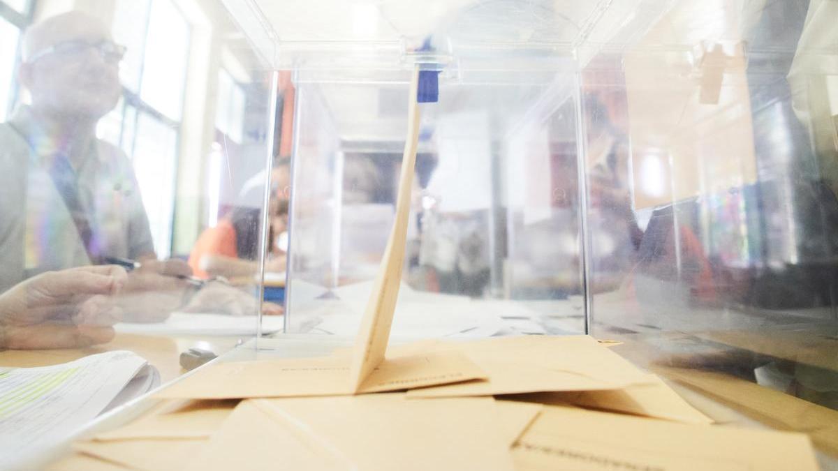 Una urna para las elecciones al Senado en centro de votación en la ciudad de Sevilla.