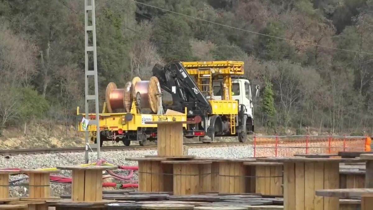 Adif trabaja en la reparación de los daños causados por el robo de cable en Rodalies de Barcelona