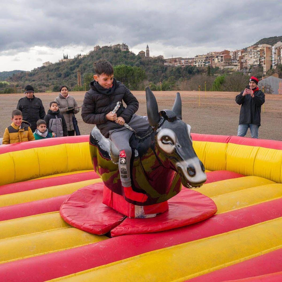 La Corrida en família d'aquest dissabte ha permès als més petits passejar en poni o ruc, participar en tallers i gaudir de demostracions de doma de cavalls.