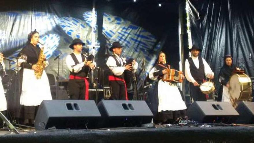 Guísamo celebra su festival folk con Milladoiro y Radio Cos