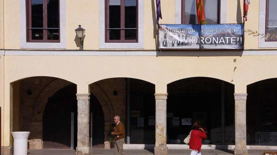 Fachada del Ayuntamiento de Villalpando, con un cartel que anima a la gente a empadronarse.