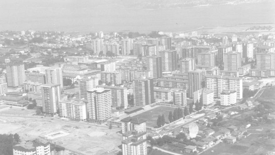 Vista aérea del barrio de Coia en los años sesenta con la ría al fondo. // Magar