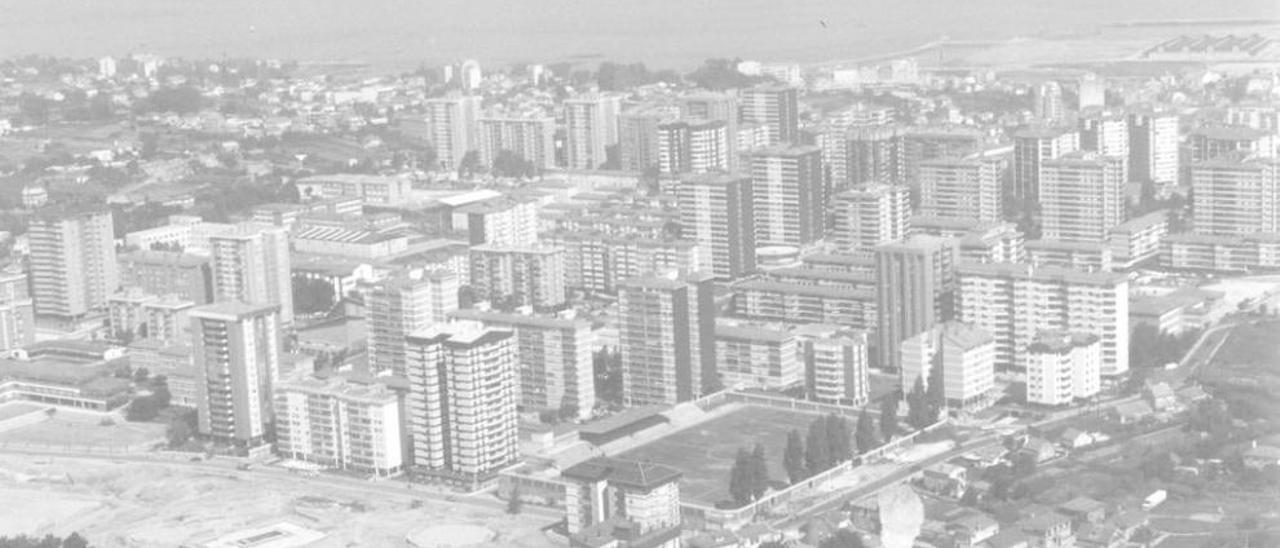 Vista aérea del barrio de Coia en los años sesenta con la ría al fondo. // Magar