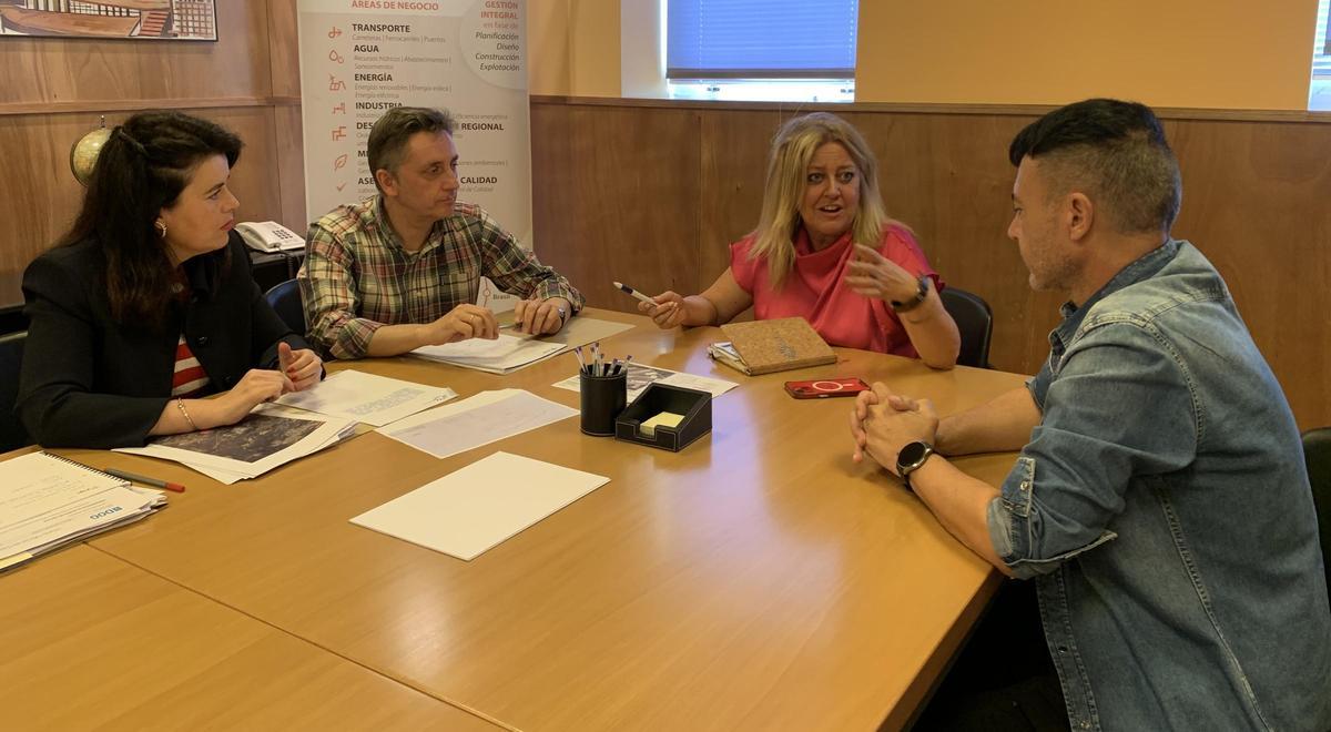 Sestayo, 2ª izquierda, con el abogado de SEA y los ingenieros que redactaron el proyecto.