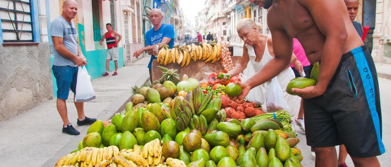 Venta de fruta en las calles de La Habana.