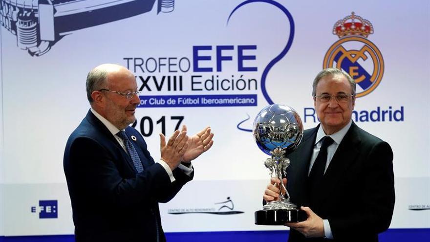 El Real Madrid recibe el trofeo al mejor club iberoamericano