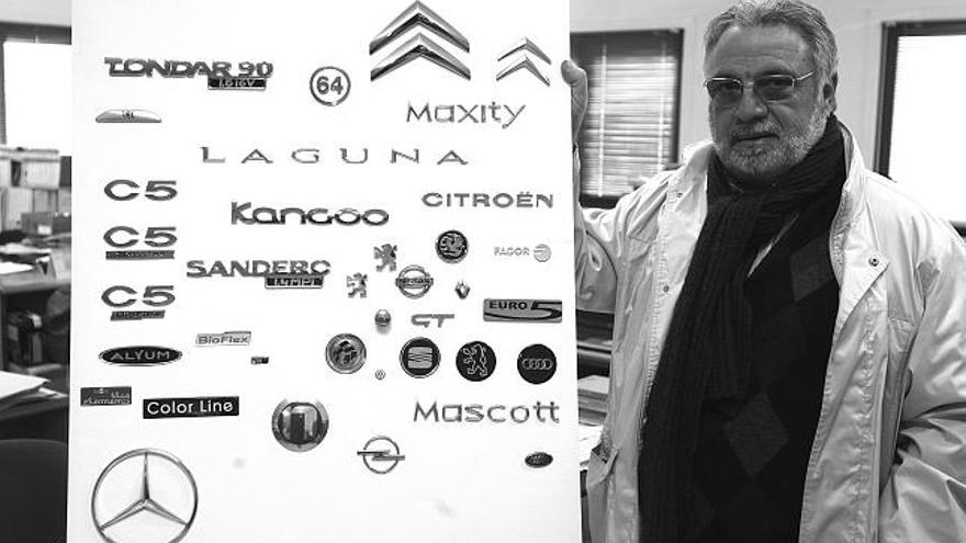 Eliseo Rozas Iglesias, director-gerente de Dourdin, con un panel que muestra algunos de los logotios que fabrican.