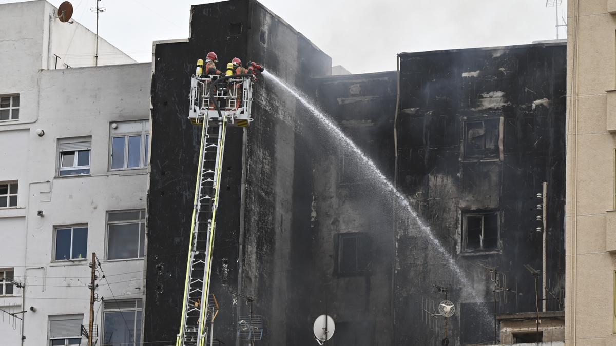 Imágenes del voraz incendio que se propagó rápidamente por la fachada de un bloque del edificio Luropa del barrio de Grapa.