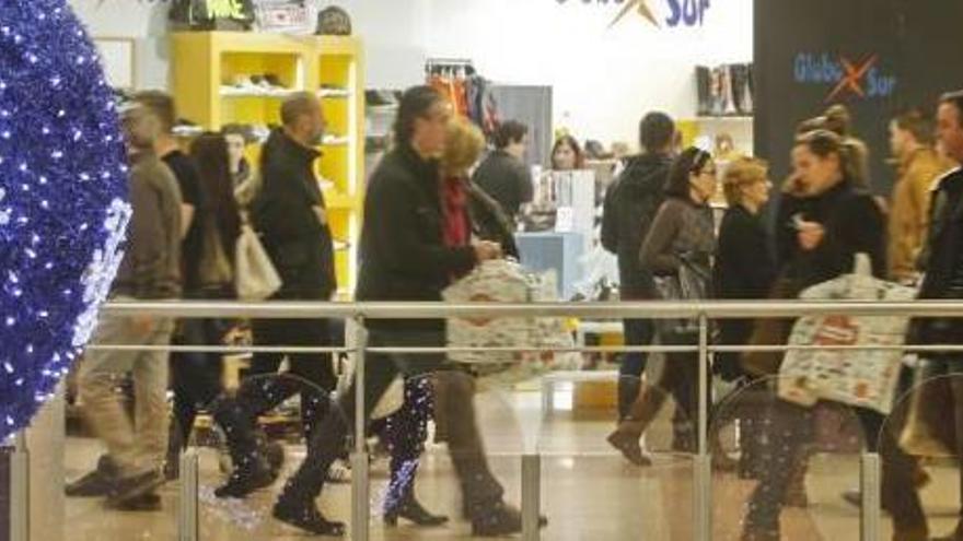 Ciudadanos en una gran superficie en un domingo de las pasadas navidades.