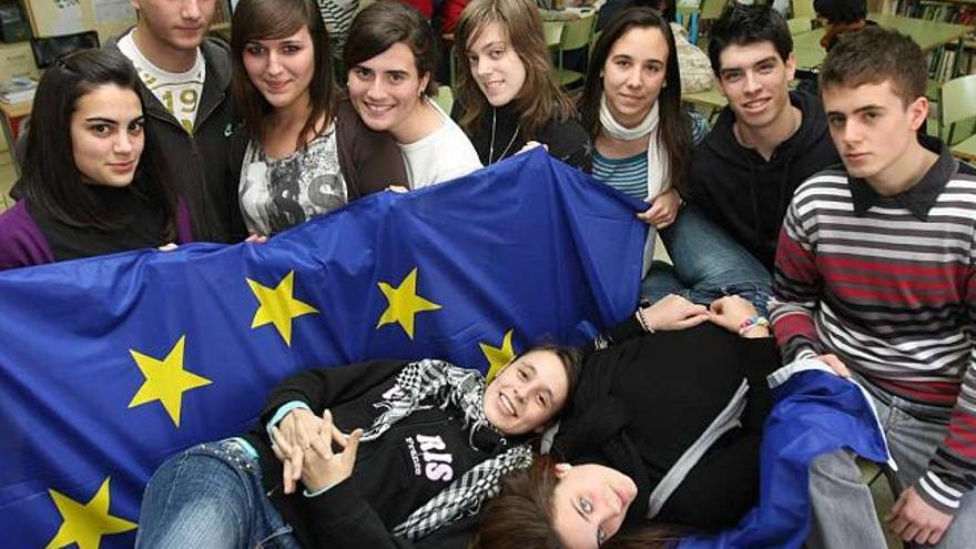 Los estudiantes ganadores del premio Euroescola, con la bandera de la UE en la Biblioteca del IES Bahía de Babel