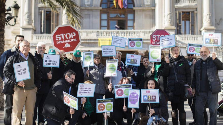 La PAH exige en València que este invierno no haya &quot;ni sed, ni frío, ni oscuridad&quot;