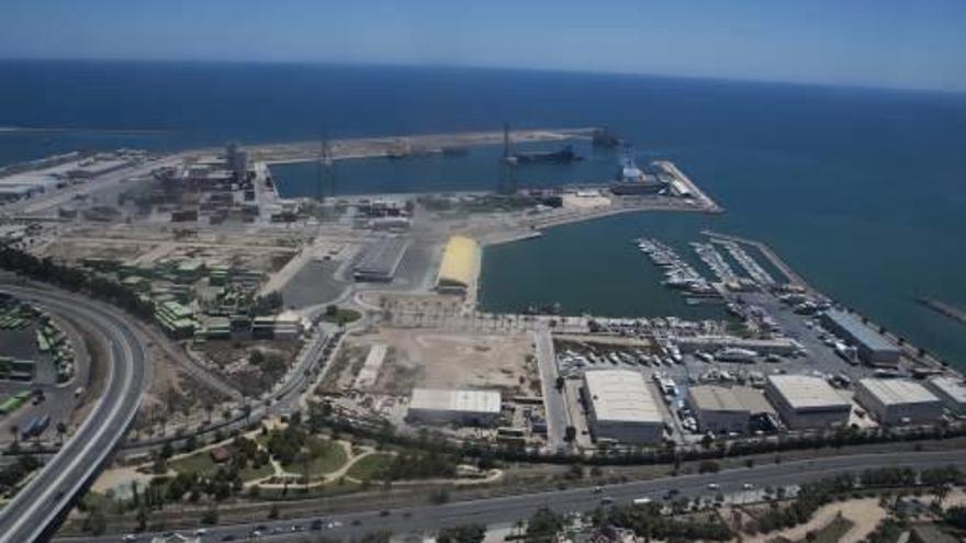 Vista aérea del Puerto de Alicante, tan junto como separado de los intereses de la ciudad.