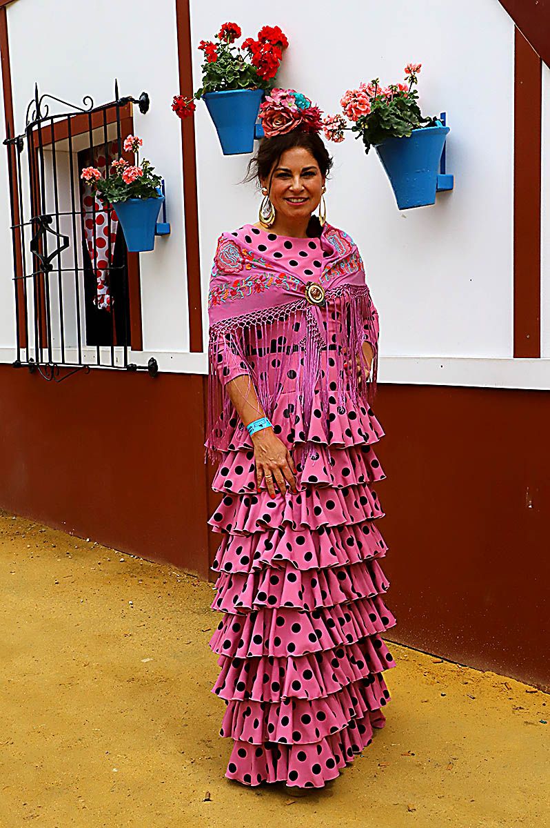 Trajes de gitana en El Arenal el miércoles de la Feria de Córdoba