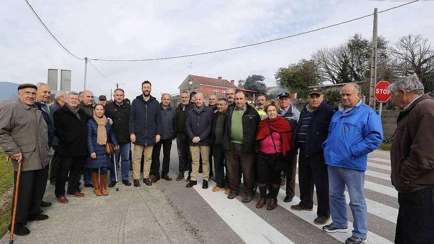 Cores Tourís con el alcalde Vázquez, el diputado Rodríguez, el exalcalde Rocha, ediles y vecinos.  // D. T.